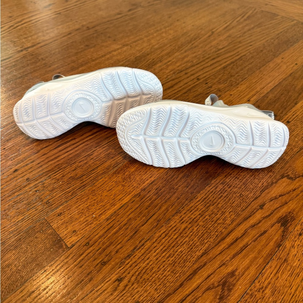 Nike Gray and White Flex Runner 3 size youth 13 - New - Picture 3 of 6